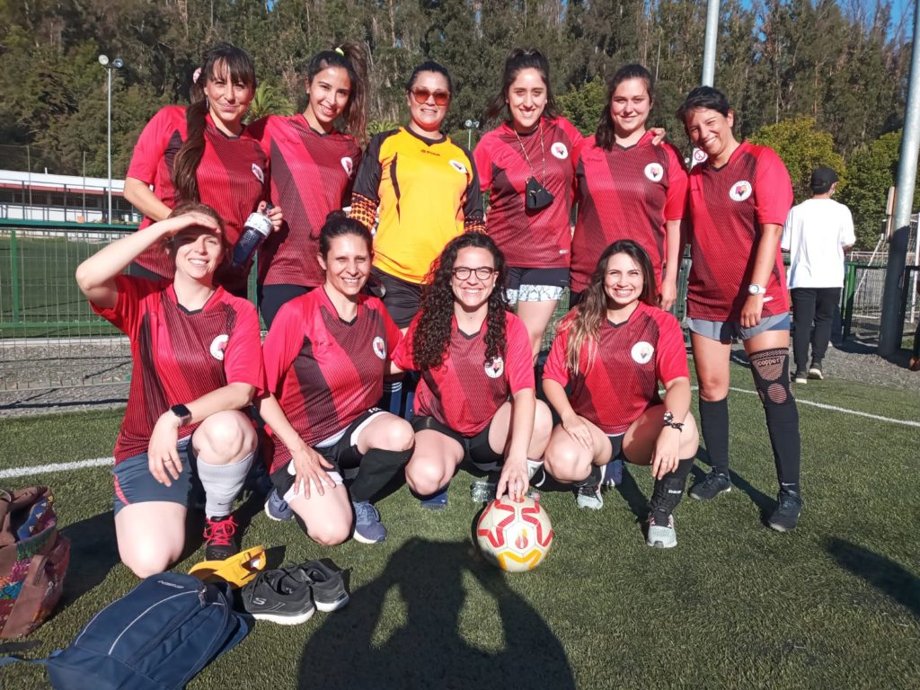 Profesores y colaboradores DSV participan de campeonato de futbolito de empresas afiliadas a Caja Los Andes