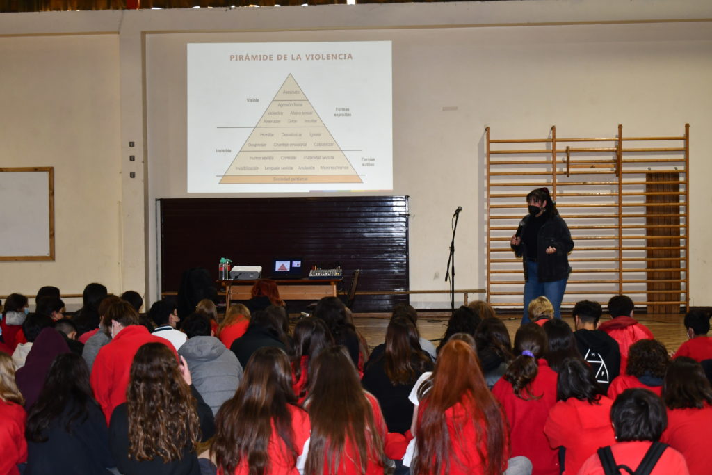 Fundación IGUALES ofreció charlas sobre diversidad, respeto y no discriminación para estudiantes y apoderados de E. Media