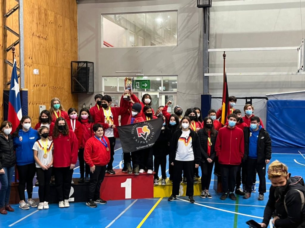 Selección de Natación obtuvo 2° lugar general en campeonato de colegios alemanes en Puerto Varas