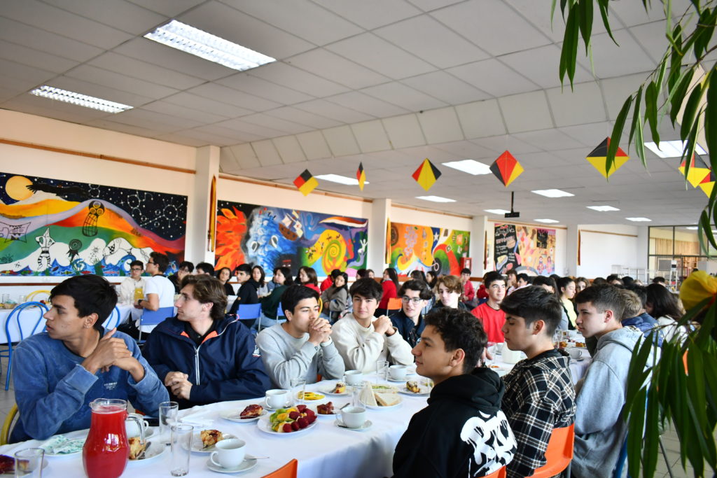 Corporación DSV y Alumni-Verein organizaron desayuno para los IV° Medios